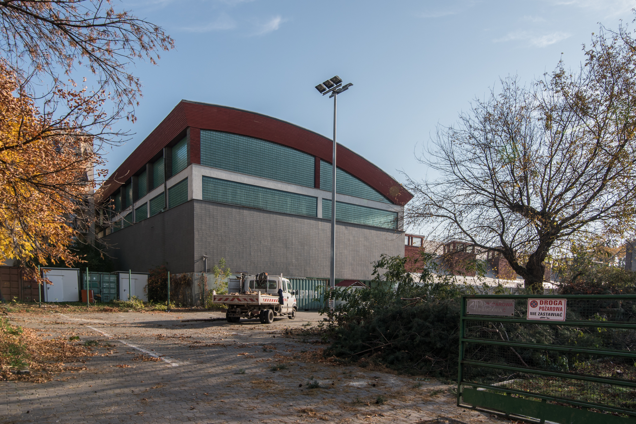 Zdjęcie architektury budynku Dzielnicowy Ośrodek Sportu i Rekreacji